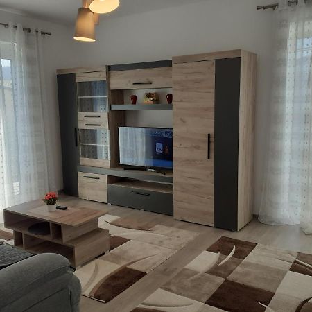 Sara Apartman Livezeni  المظهر الخارجي الصورة