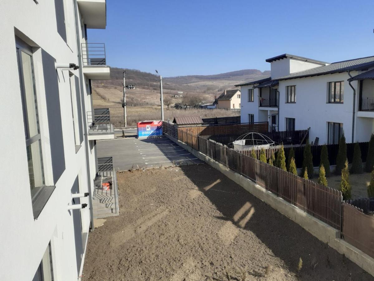 Sara Apartman Livezeni  المظهر الخارجي الصورة